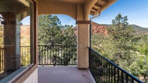 Un balcon donnant sur un paysage montagneux.
