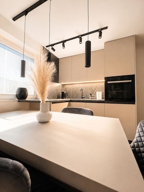 Apartamento de lujo, balcón, vistas al jardín | Cocina privada | Tostadora