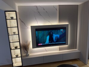 Lúxusíbúð - svalir - útsýni yfir garð | Stofa | 55-tommu LED-sjónvarp með kapalrásum