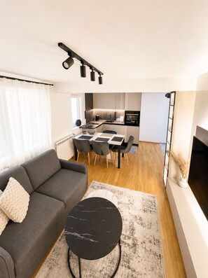 Apartamento de lujo, balcón, vistas al jardín | Zona de estar | Televisión LED de 55 pulgadas con canales por cable