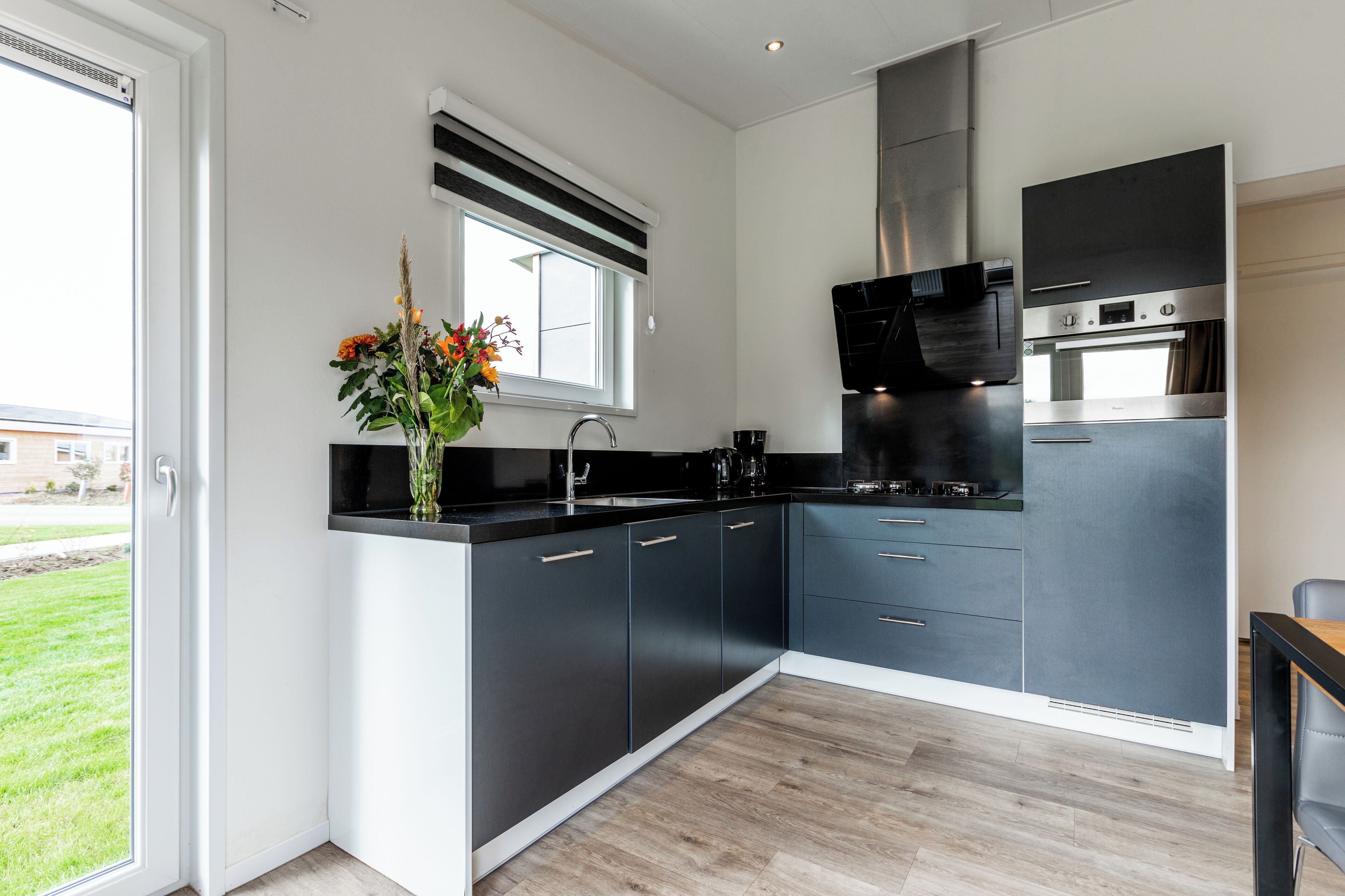 Een koelkast, een magnetron, een vaatwasser