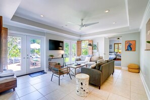 TV - Luxe 4BR/3.5BA w/ Heated Pool & 10 mins to Beach (West Palm Beach)