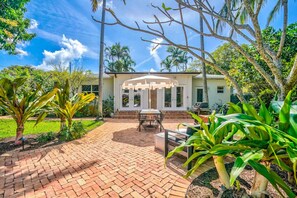 Outdoor dining - Luxe 4BR/3.5BA w/ Heated Pool & 10 mins to Beach (West Palm Beach)