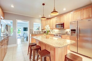 Fridge, microwave, oven, stovetop - Luxe 4BR/3.5BA w/ Heated Pool & 10 mins to Beach (West Palm Beach)