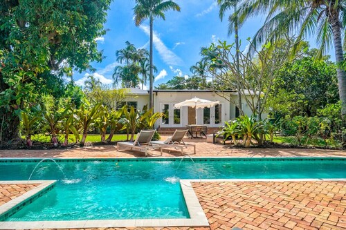 Luxe 4BR/3.5BA w/ Heated Pool & 10 mins to Beach