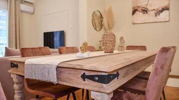 Apartment, 3 Bedrooms | Dining room