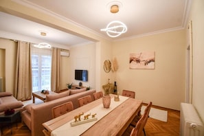 Apartment, 3 Schlafzimmer | Wohnbereich | Flachbildfernseher