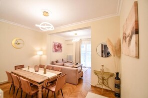 Apartamento, 3 quartos | Área de estar | TV de tela plana