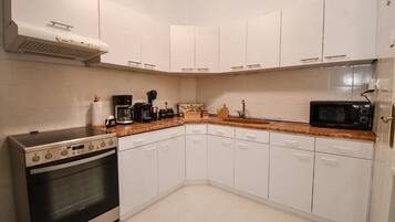 Apartment, 3 Bedrooms | Private kitchen