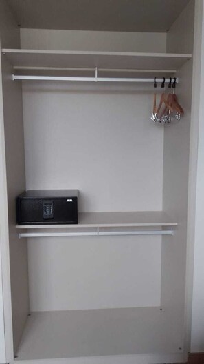 Habitación doble superior | Espacio para trabajar con un portátil y wifi gratis