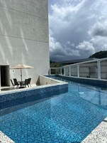 Una piscina al aire libre