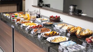 A buffet with various food items and beverages. - San Diego Suites Manhuaçu (Manhuaçu)