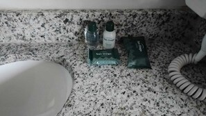 غرفة سوبيريور مزدوجة | حمام | مستلزمات مجانية للعناية الشخصية، مجففات شعر، مناشف، ورق حمّام