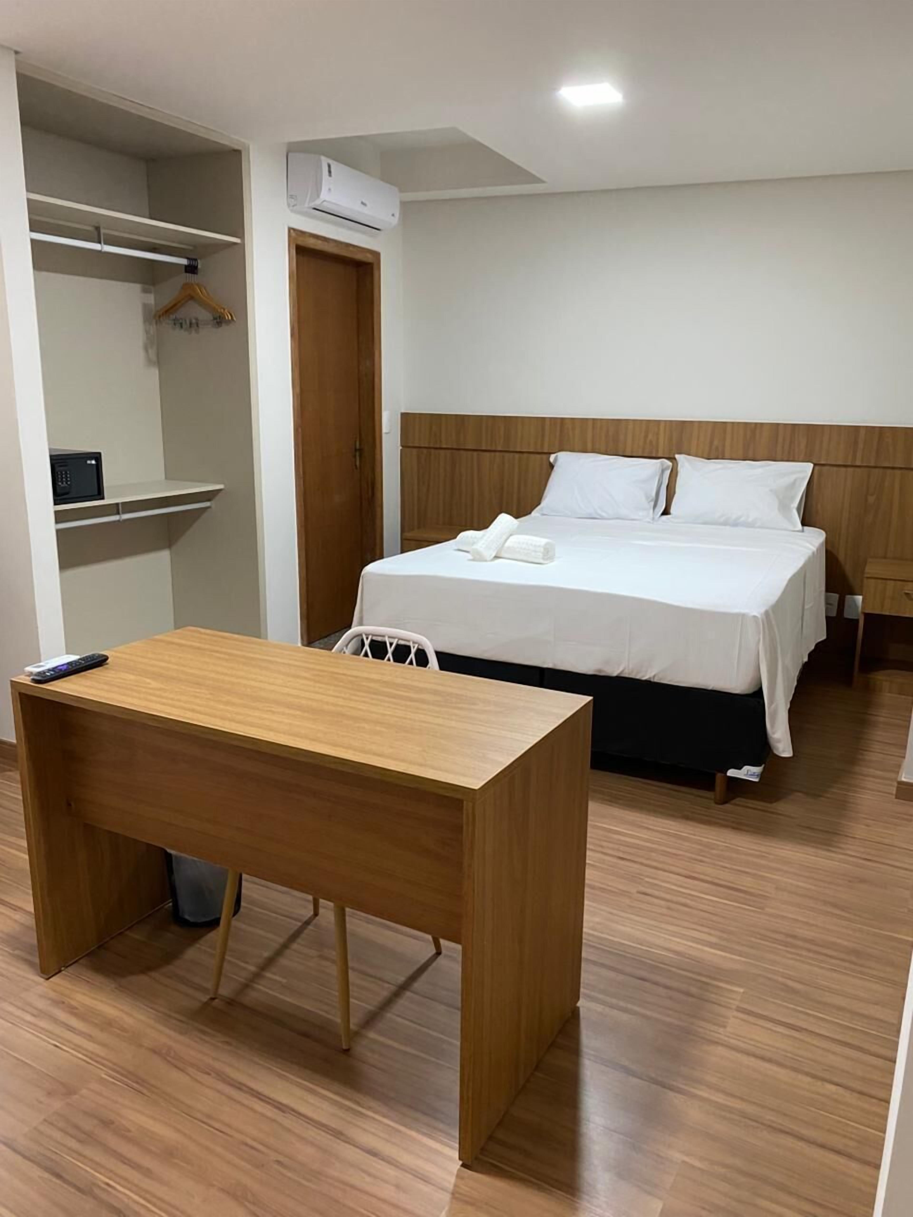 Skrivebord for bærbar PC og wi-fi (inkludert)