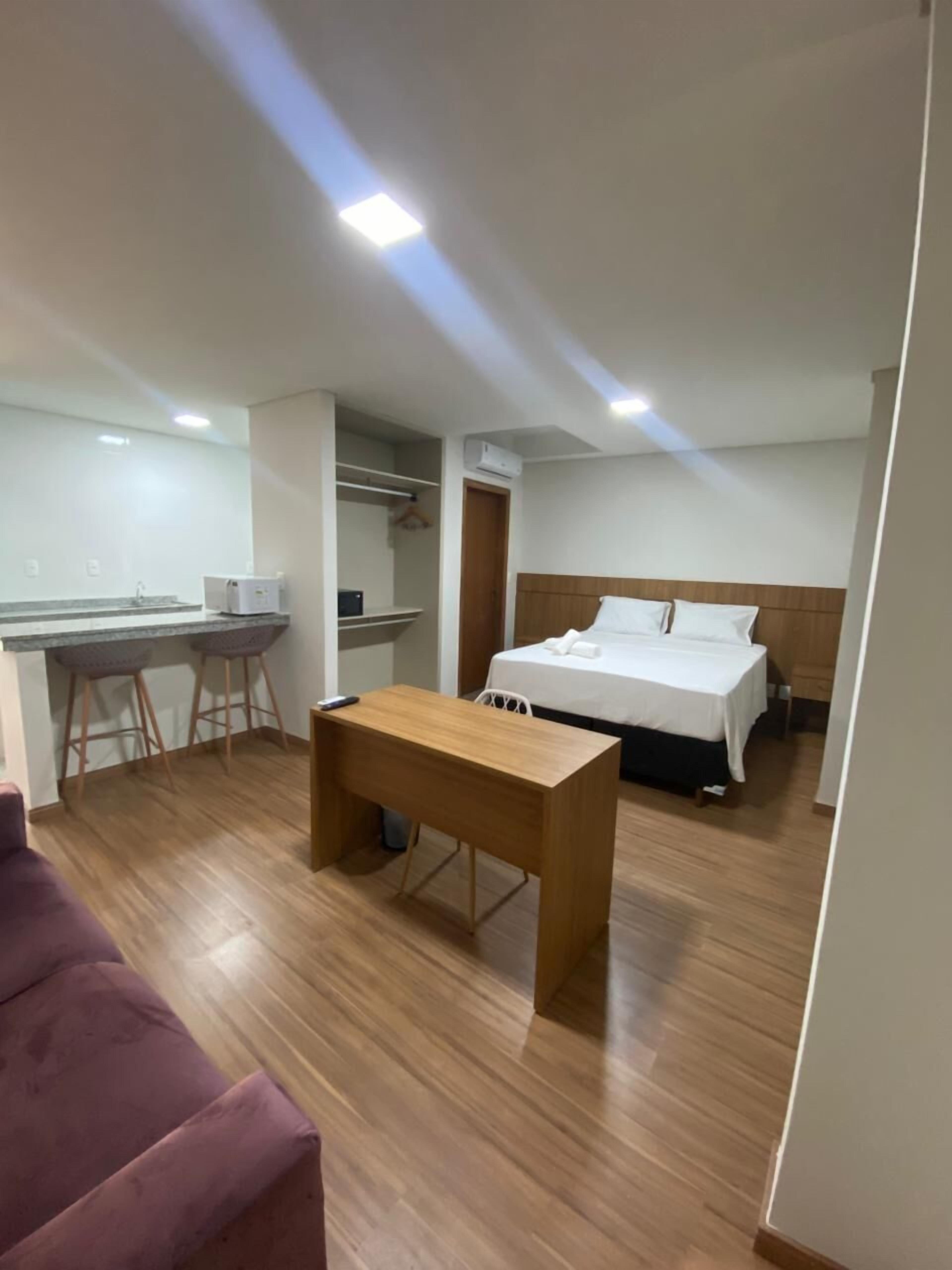 Skrivebord for bærbar PC og wi-fi (inkludert)