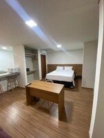 Espacio para trabajar con laptop y wifi gratis 