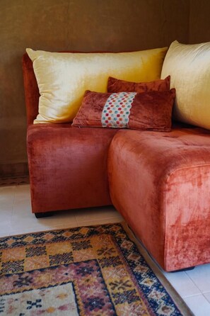 خزنة داخل الغرفة ومكتب وستائر تعتيم وتجهيزات عازلة للصوت