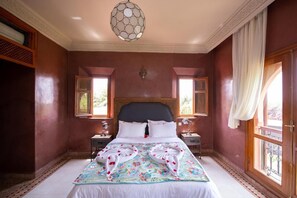 Phòng Suite tiện nghi đơn giản, 1 phòng ngủ, dịch vụ dọn phòng, quang cảnh hồ bơi | Két bảo mật tại phòng, bàn, màn/rèm cản sáng, phòng cách âm 