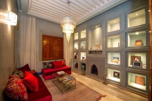 Suite Comfort, 1 kamar tidur, Pembersihan Kamar, pemandangan kolam renang | Brankas, meja kerja, tirai kedap cahaya, dan kedap suara