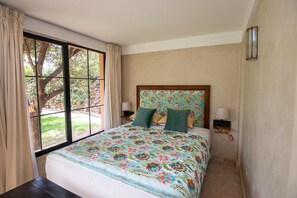 خزنة داخل الغرفة ومكتب وستائر تعتيم وتجهيزات عازلة للصوت