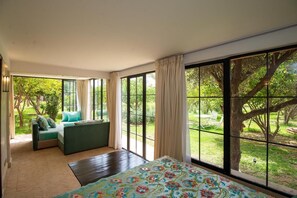 Suite – comfort, 1 soverom, rengjøring, bassengutsikt | Safe på rommet, skrivebord, blendingsgardiner og lydisolert