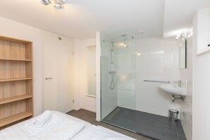 Bathroom - Zonnedorp 22  Holiday Home Anoes Renesse | Beach-nearby Comfort in Zeeland (Renesse)