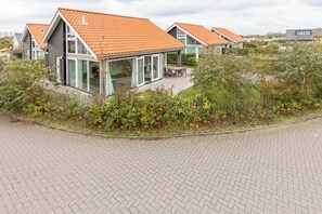 Exterior - Zonnedorp 22  Holiday Home Anoes Renesse | Beach-nearby Comfort in Zeeland (Renesse)