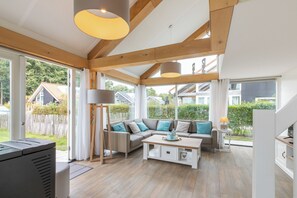 TV, fireplace - Zonnedorp Duinhuis 18 Renesse | Relaxed beach holiday for the whole family (Renesse)