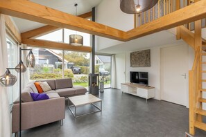 TV, fireplace - Zonnedorp 26 Renesse: Comfortable Beach Holiday on the North Sea (Renesse)
