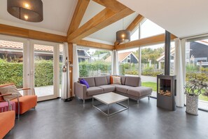 TV, fireplace - Zonnedorp 26 Renesse: Comfortable Beach Holiday on the North Sea (Renesse)