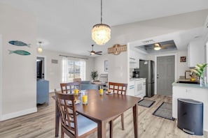 Dining - Florida Sunhouse – Lanai Living & Heated Pool (Port Charlotte)