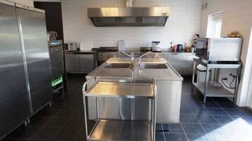 Frigorifero, microonde, lavastoviglie, macchina per tè/caffè