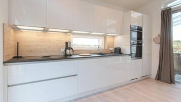 Frigorifero, microonde, lavastoviglie, macchina per tè/caffè