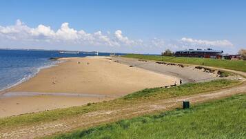 Una spiaggia nelle vicinanze