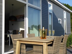 تناول الطعام بالخارج