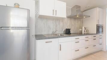 Frigorifero, microonde, lavastoviglie, macchina per tè/caffè