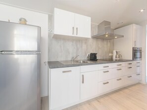 Frigorifero, microonde, lavastoviglie, macchina per tè/caffè