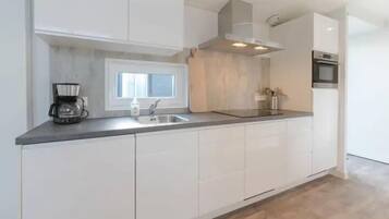 Frigorifero, microonde, lavastoviglie, macchina per tè/caffè