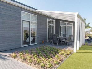 تناول الطعام بالخارج