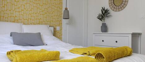 Iron/ironing board, WiFi, bed sheets