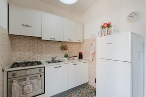 冰箱、微波炉、烤箱、炉灶