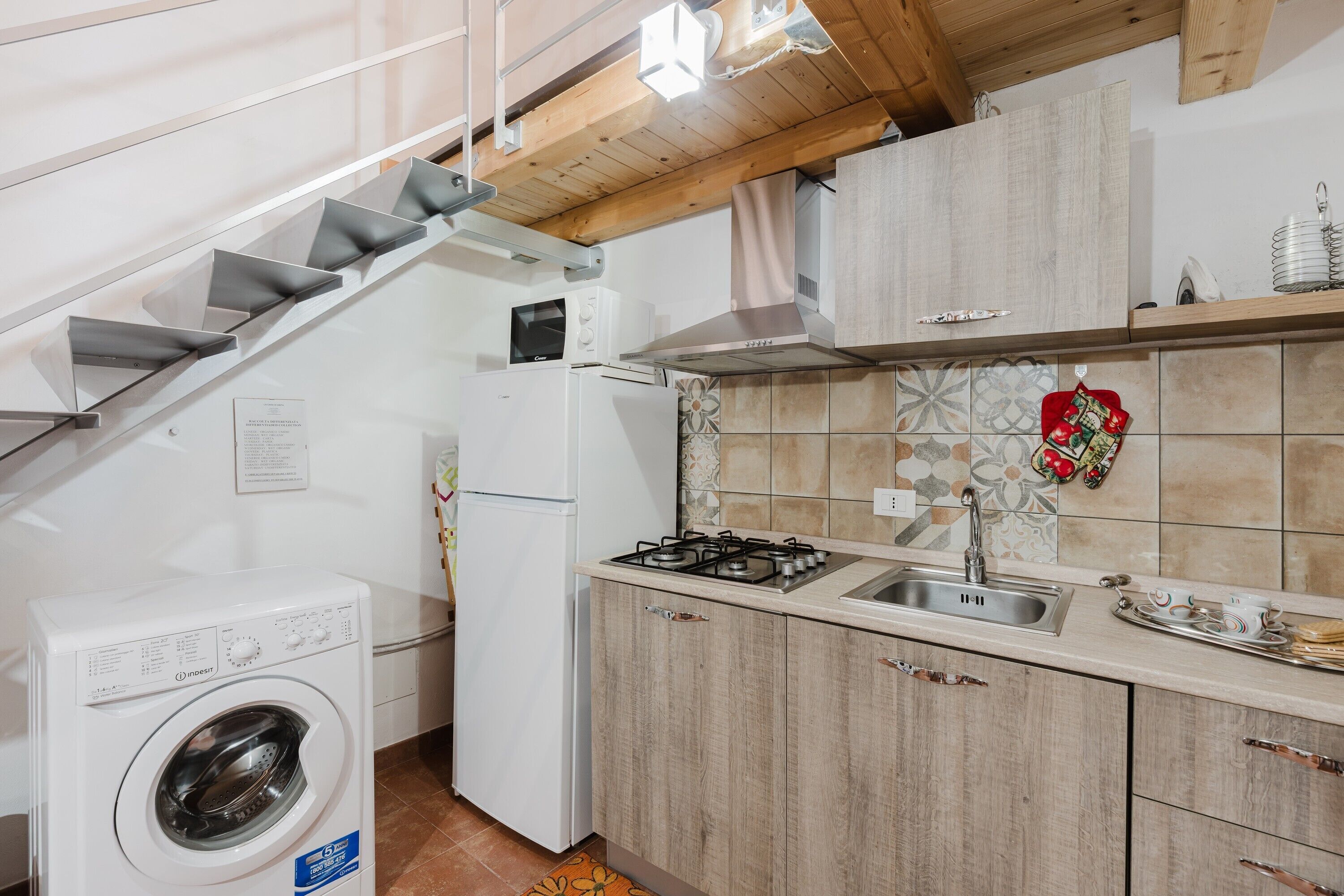 Kühlschrank, Mikrowelle, Herdplatte, Wasserkocher mit Kaffee-/Teezubehör