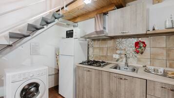 Kühlschrank, Mikrowelle, Herdplatte, Wasserkocher mit Kaffee-/Teezubehör