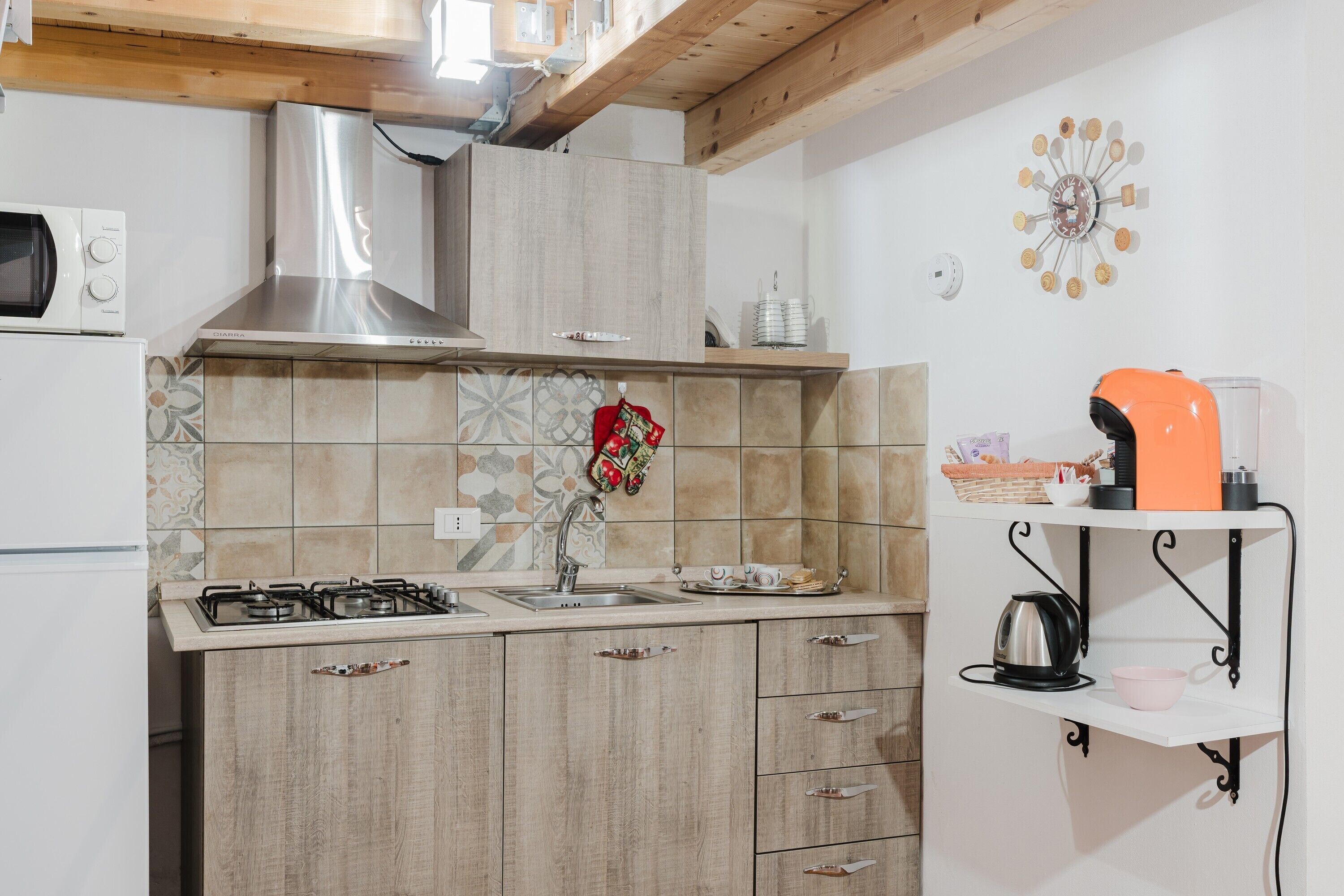 Jääkaappi, mikroaaltouuni, liesi, kahvin-/teenkeitin