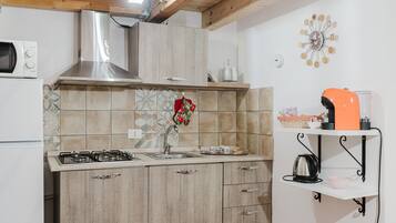 Kühlschrank, Mikrowelle, Herdplatte, Wasserkocher mit Kaffee-/Teezubehör