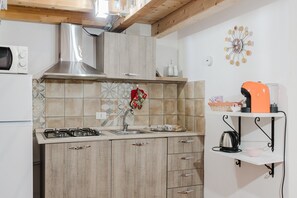 Kühlschrank, Mikrowelle, Herdplatte, Wasserkocher mit Kaffee-/Teezubehör