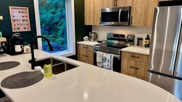 Een koelkast, een magnetron, een oven, een kookplaat