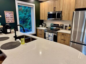 冷蔵庫、電子レンジ、オーブン、コンロ