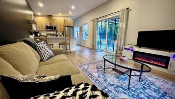 Een smart-tv en een open haard