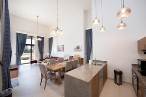 高級別墅, 4 間臥室, 私人泳池, 湖景 | 高級寢具、熨斗/熨衣板、免 費無線上網、床單